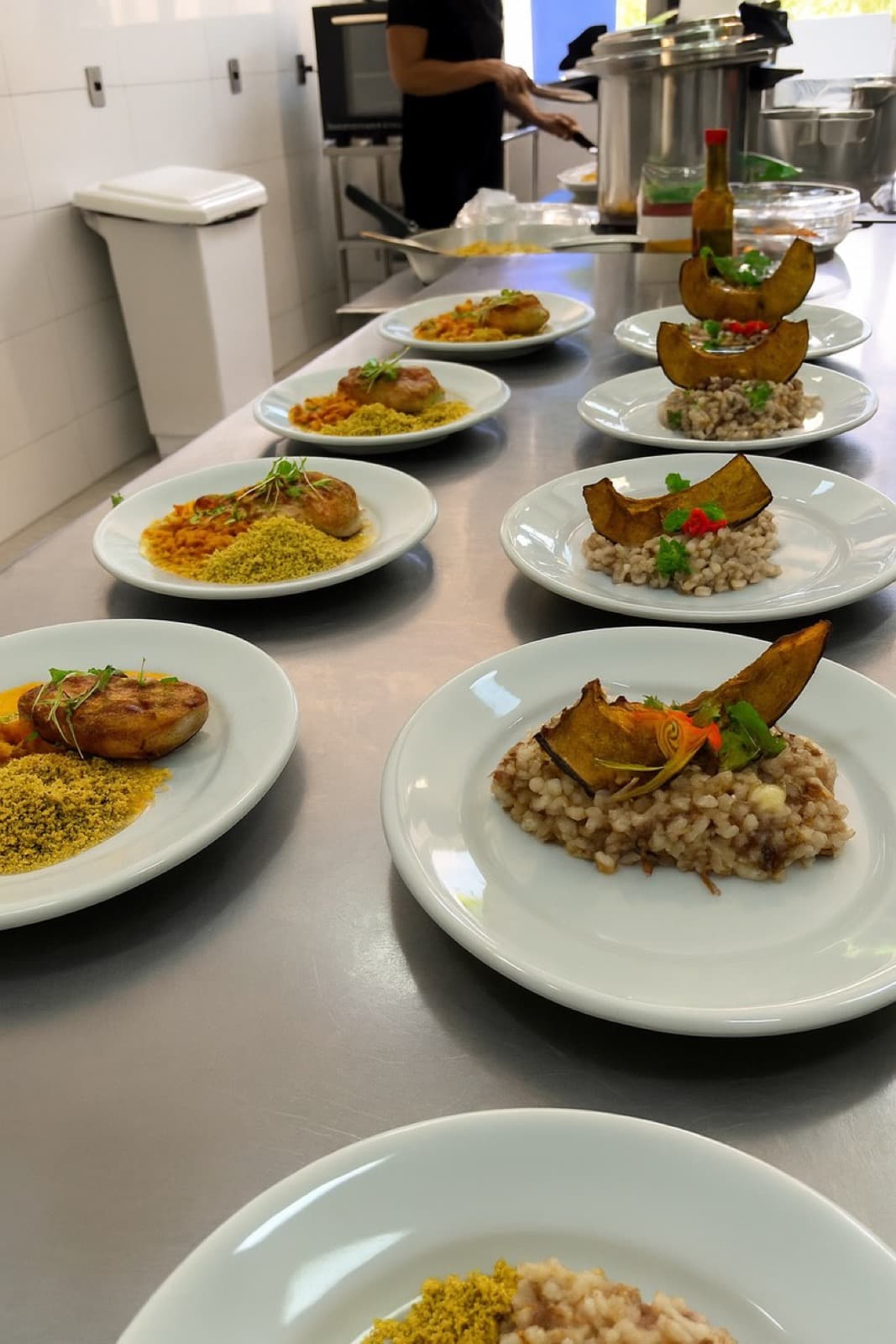 Pratos de almoço da Casa do Bento apresentados em sequência