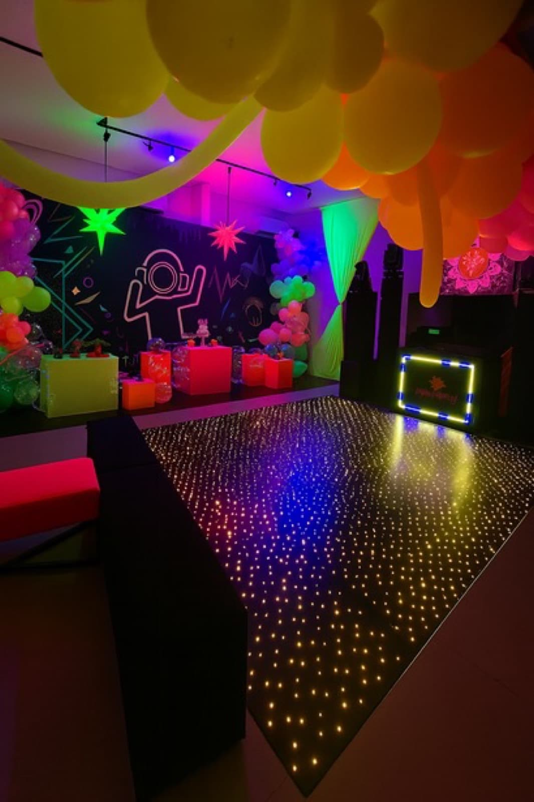 Ambiente temático com luzes neon preparado para uma experiência exclusiva na Casa do Bento