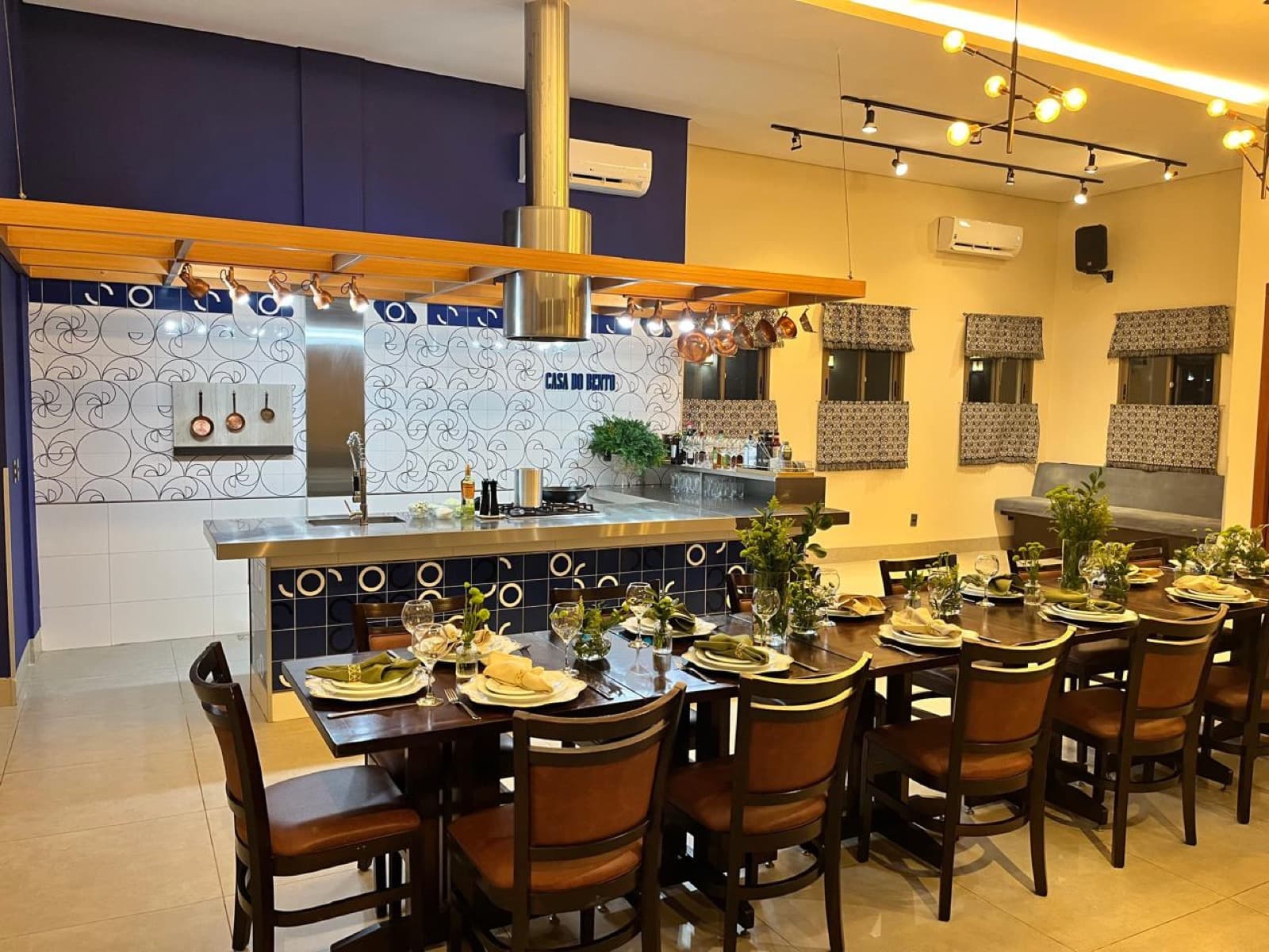 Mesas montadas no salão da Casa do Bento prontas para receber convidados